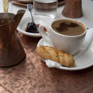 Le cafe grec et le mpriki avec le koulouraki et les griottes confites