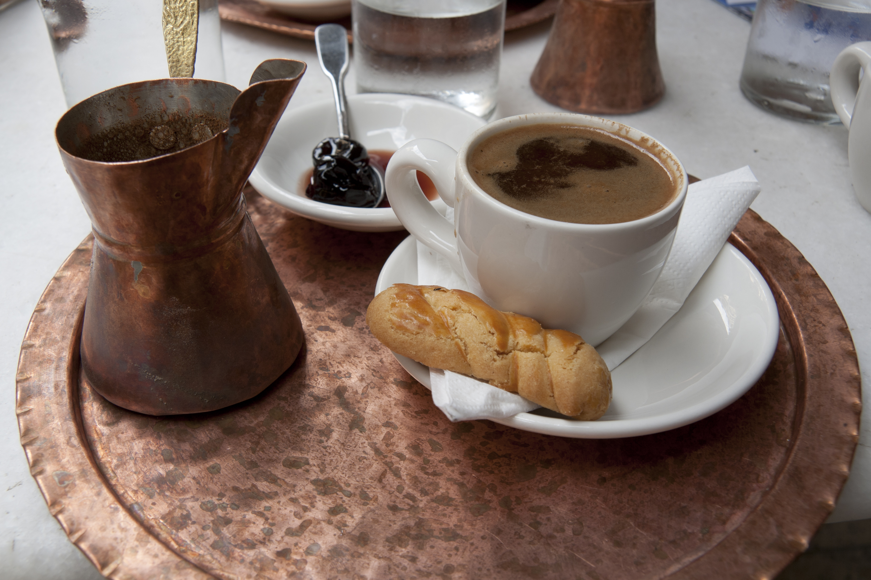 Le cafe grec et le mpriki avec le koulouraki et les griottes confites