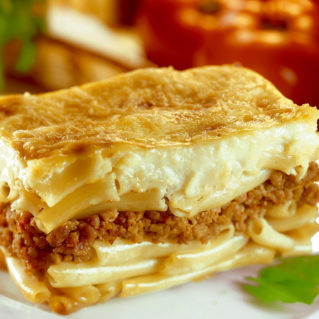 Pastitsio avec du béchamel et des pâtes grosses