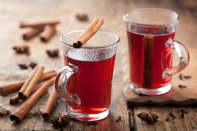 Deux tasses de thé des montagnes à la cannelle et clous de girofle