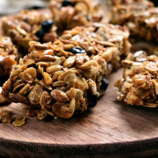 Granola fait maison aux pistaches, aux raisins, au miel, à l'huile d'olive et aux fruits à croquer