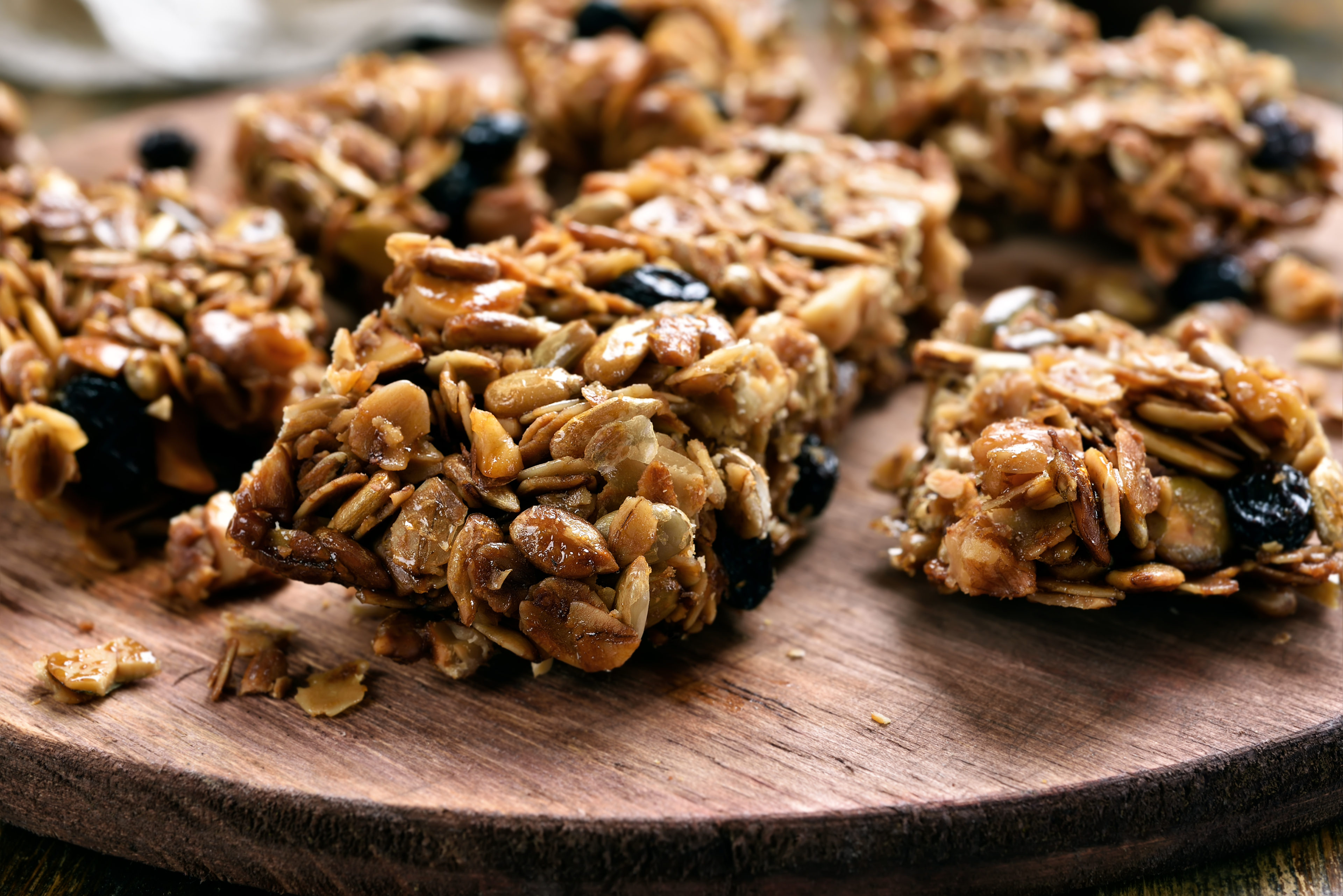 Granola fait maison aux pistaches, aux raisins, au miel, à l'huile d'olive et aux fruits à croquer