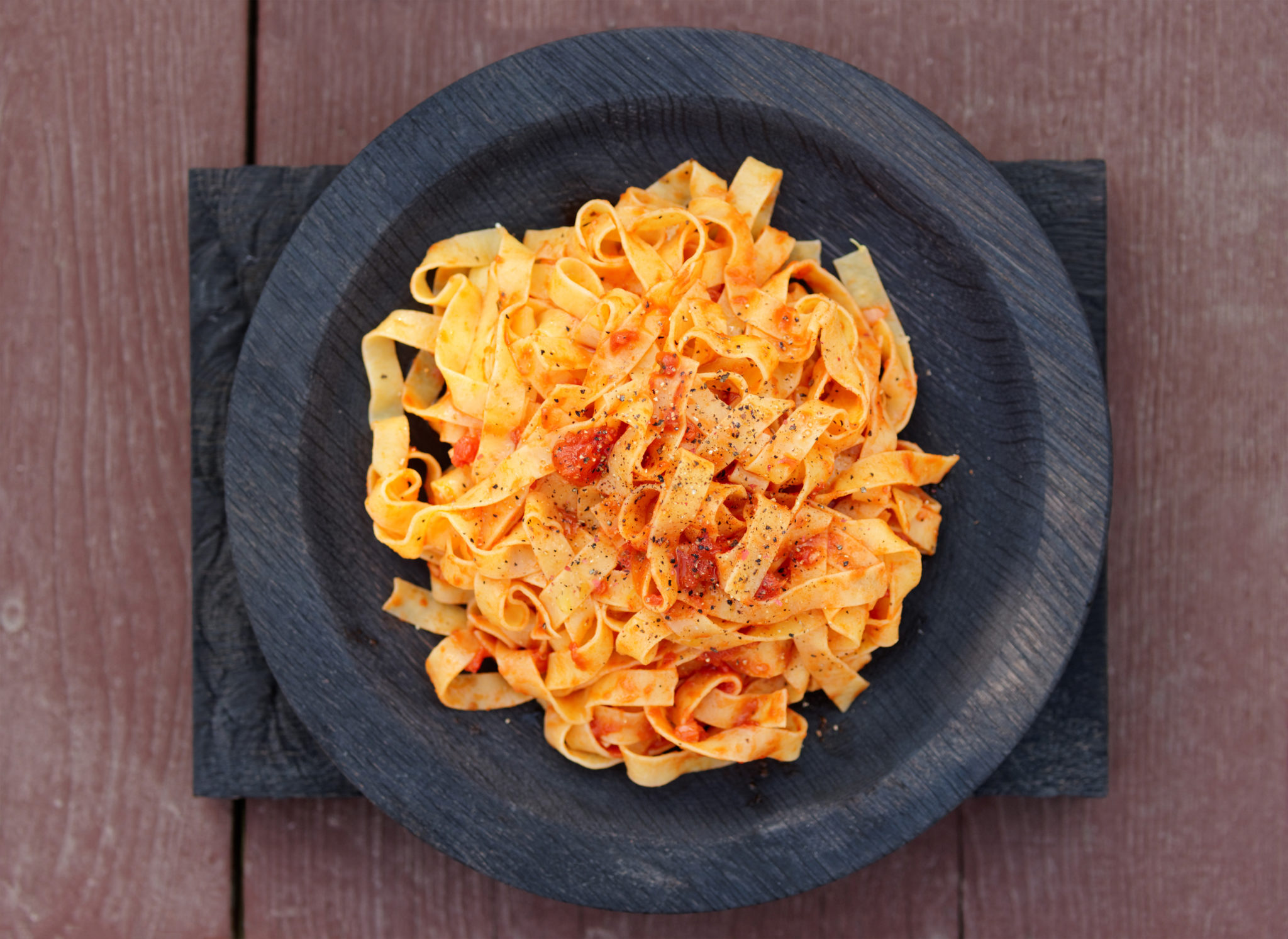 Hilopites à la sauce tomate, un plat traditionnel grec Poupadou