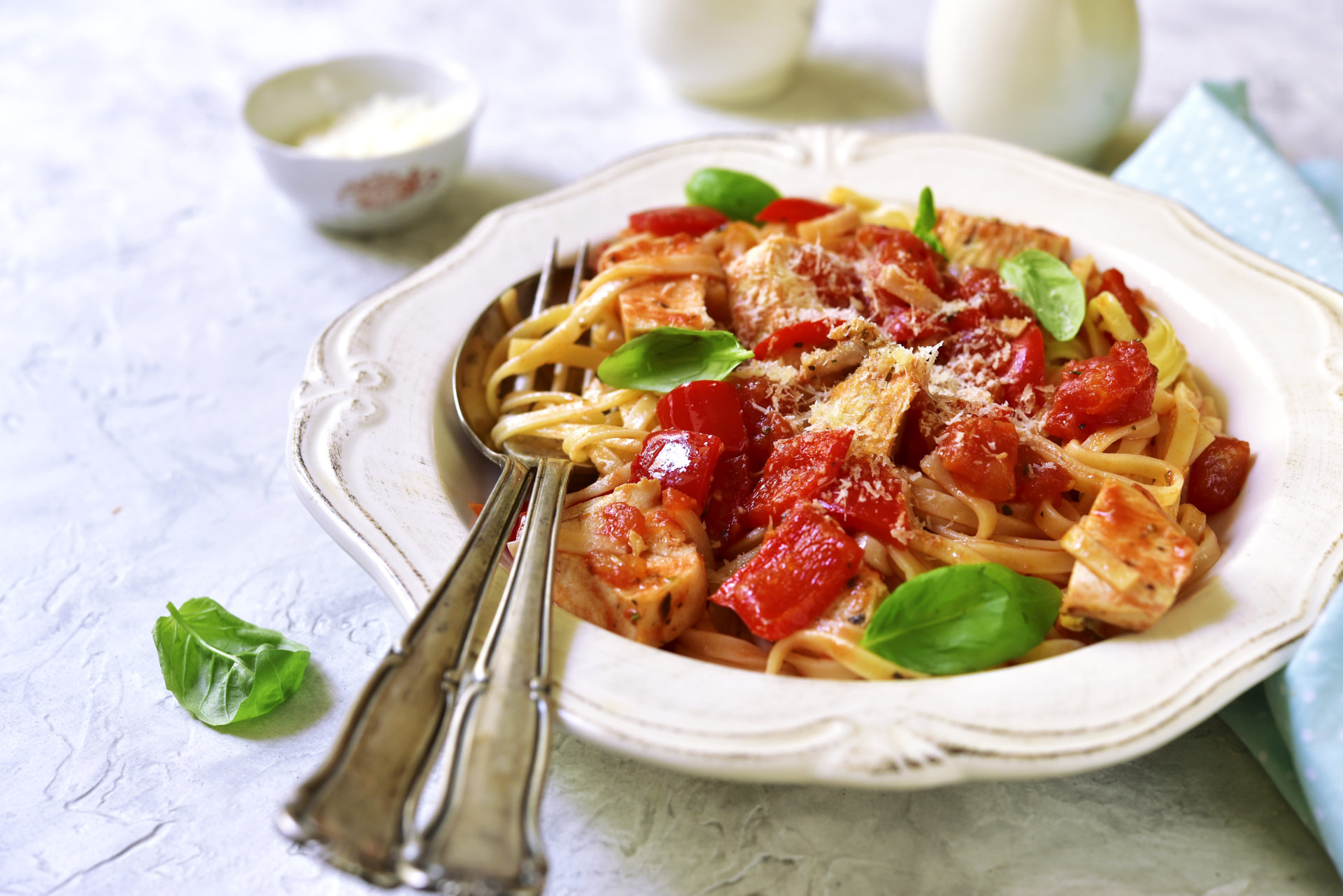 Rooster with hilopites, greek pasta