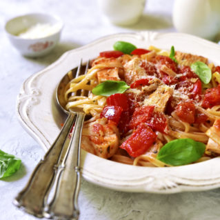 Rooster with hilopites, greek pasta