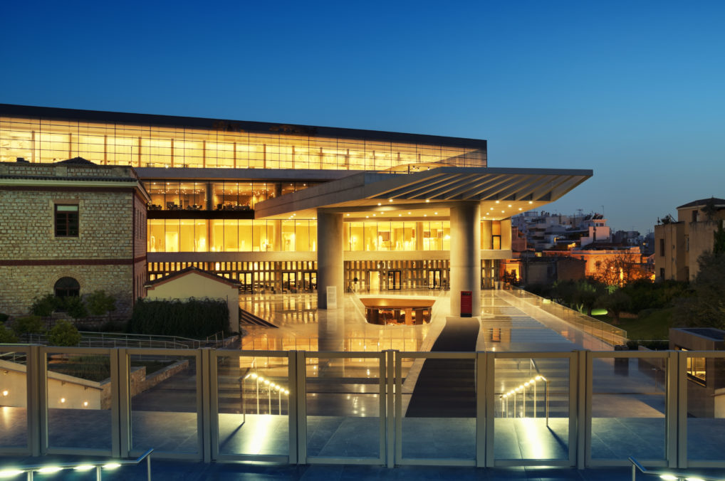 Le musée de l'Acropole d'Athènes illuminé pendant la nuit