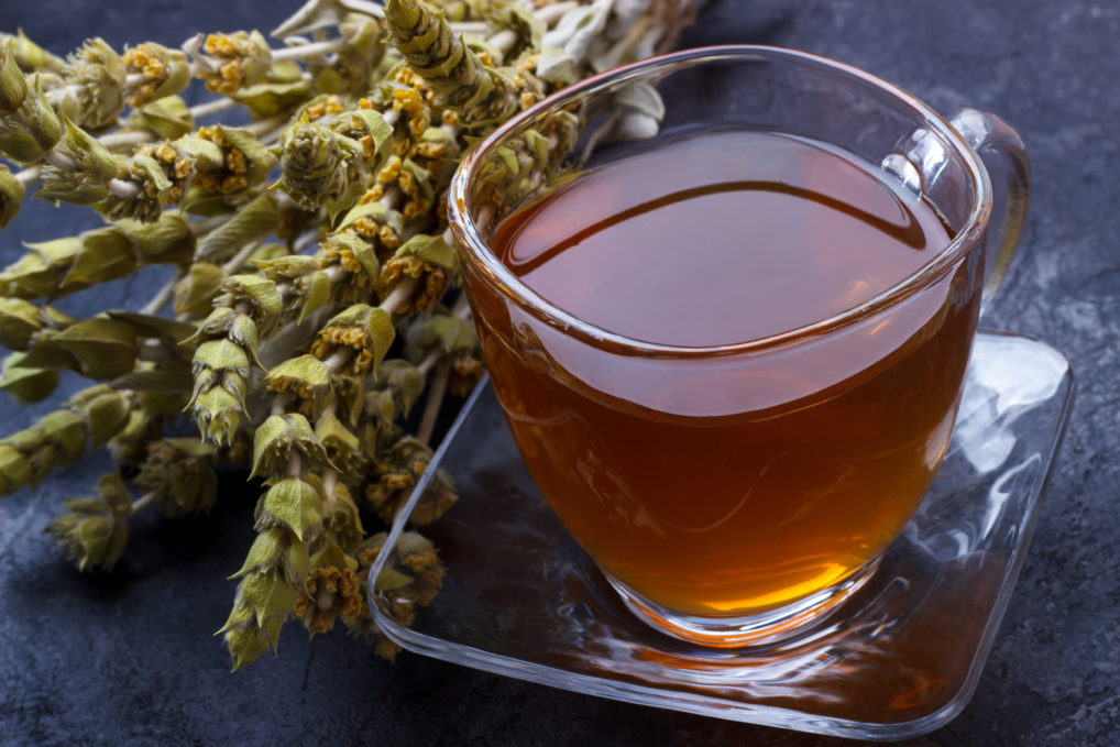 Le thé des montagnes, boisson avec les fleurs à côté