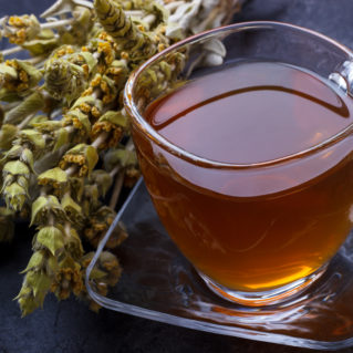 Le thé des montagnes, boisson avec les fleurs à côté