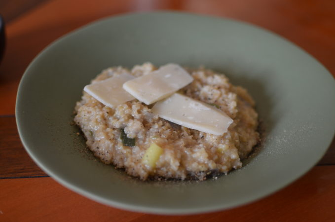 Trahanotto aux légumes avec des morceaux de parmesan