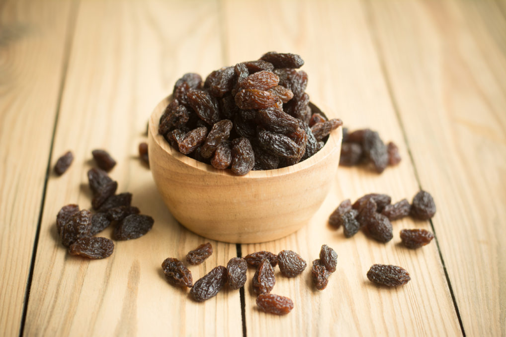 Les raisins secs grecs sultanina dans un bol