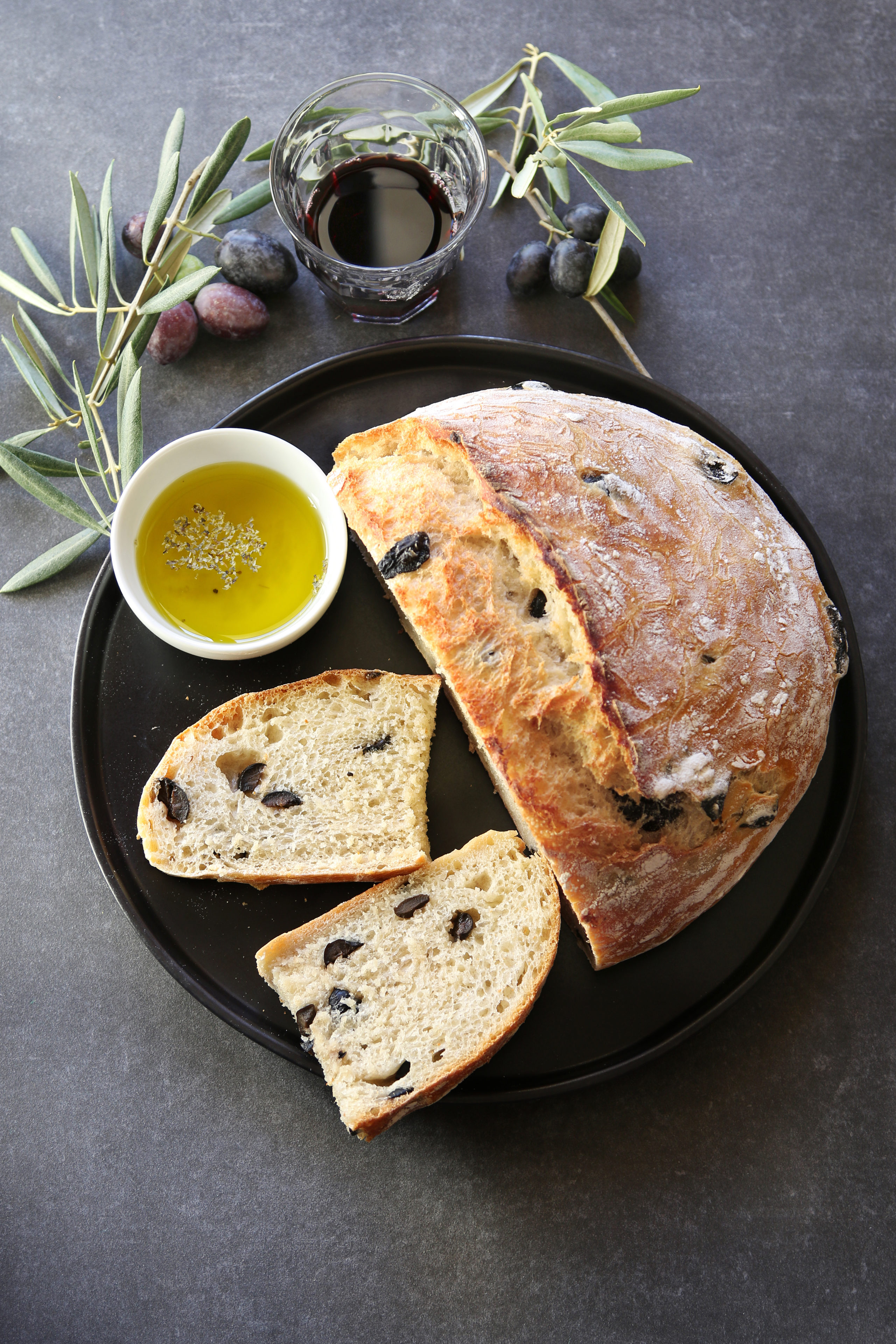 Pain aux olives noires à la grecque et à l'huile d'olive extra vierge