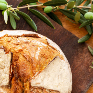 Pain boule fait maison à l'huile d'olive