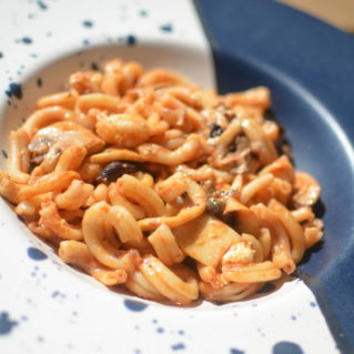 Striftaria à la grecque aux champignons, câpres sauvages de Tinos, olives noires grecques et huile d'olive extra vierge