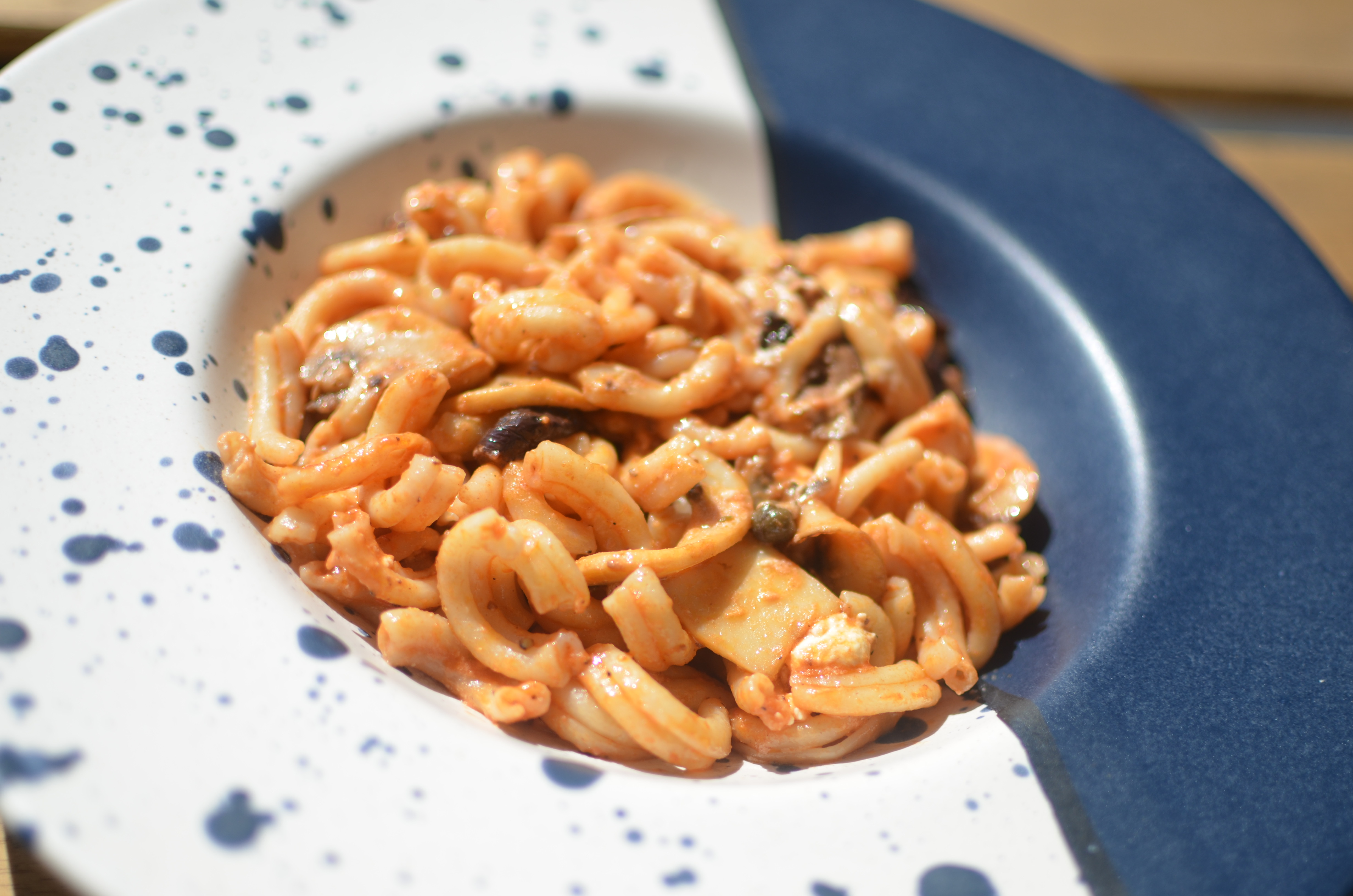 Striftaria à la grecque aux champignons, câpres sauvages de Tinos, olives noires grecques et huile d'olive extra vierge