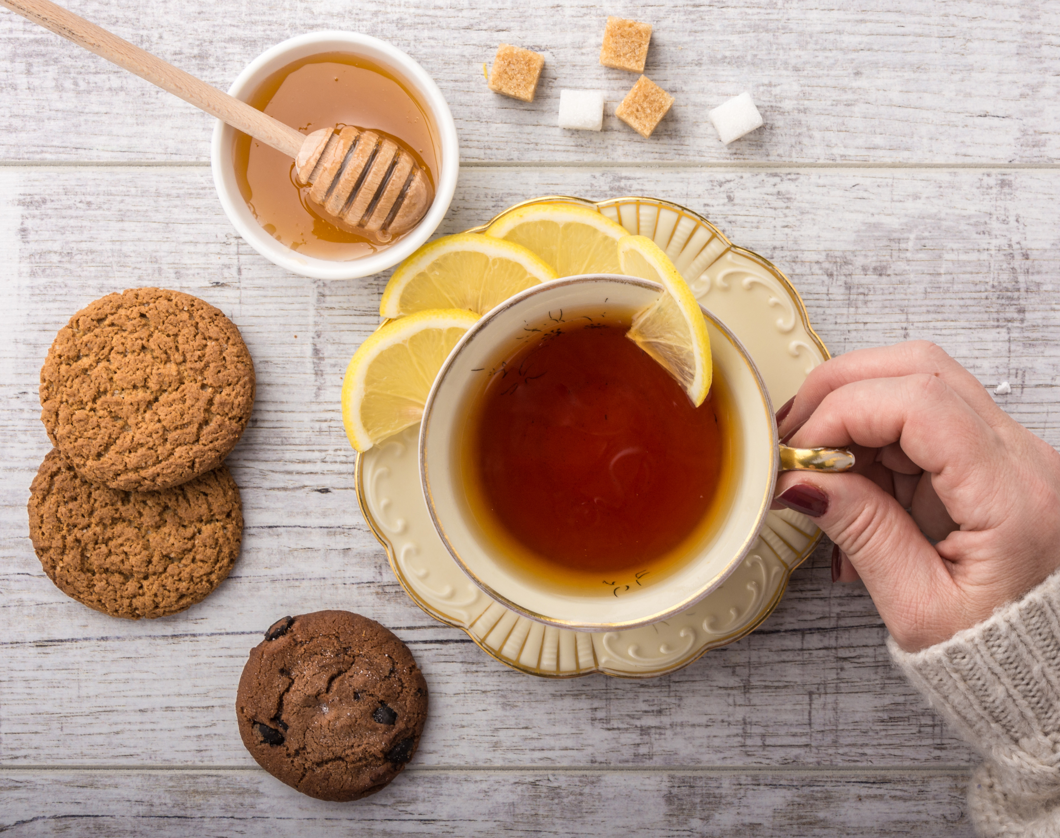 Tasse avec du thé des montagnes, miel, citron et cookies