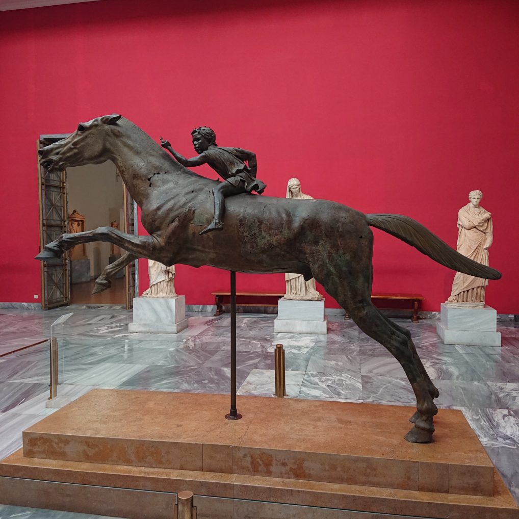 Une des sculptures du musée Archéologique National d'Athènes, un enfant sur un cheval