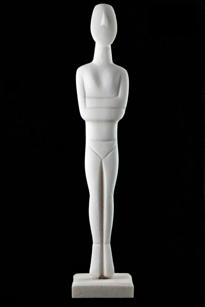 Une figurine d'art cycladique présente au musée de l'art cycladique à Athènes