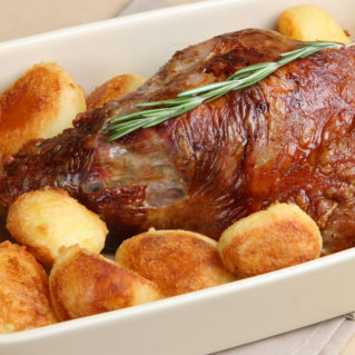 Arni psiko me patates, gigot d'agneau rôti au four