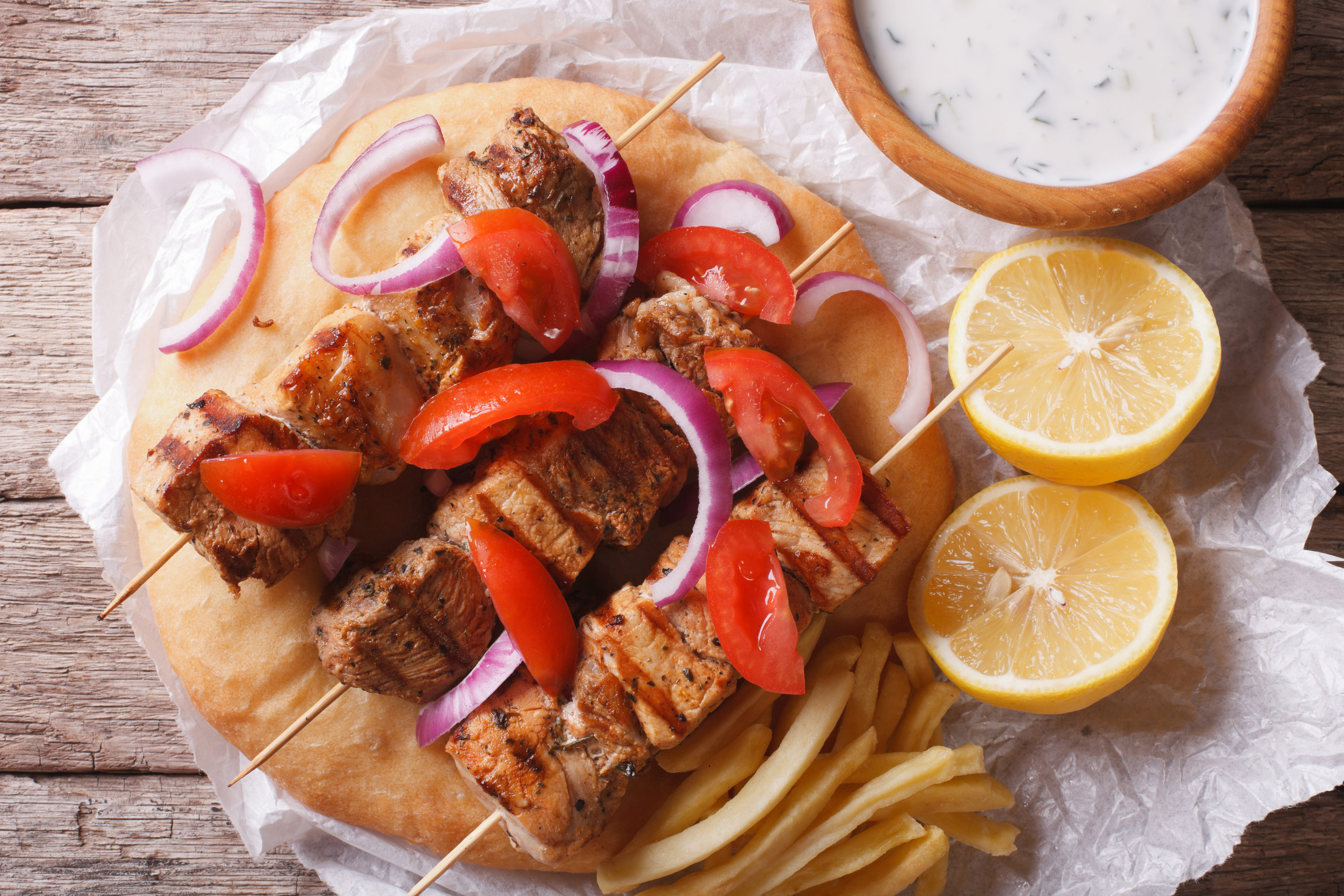 Des borchettes d'agneau avec pita souvlaki et tzatziki, plat pour la Pâque ou Tsiknopempti ou barbecue