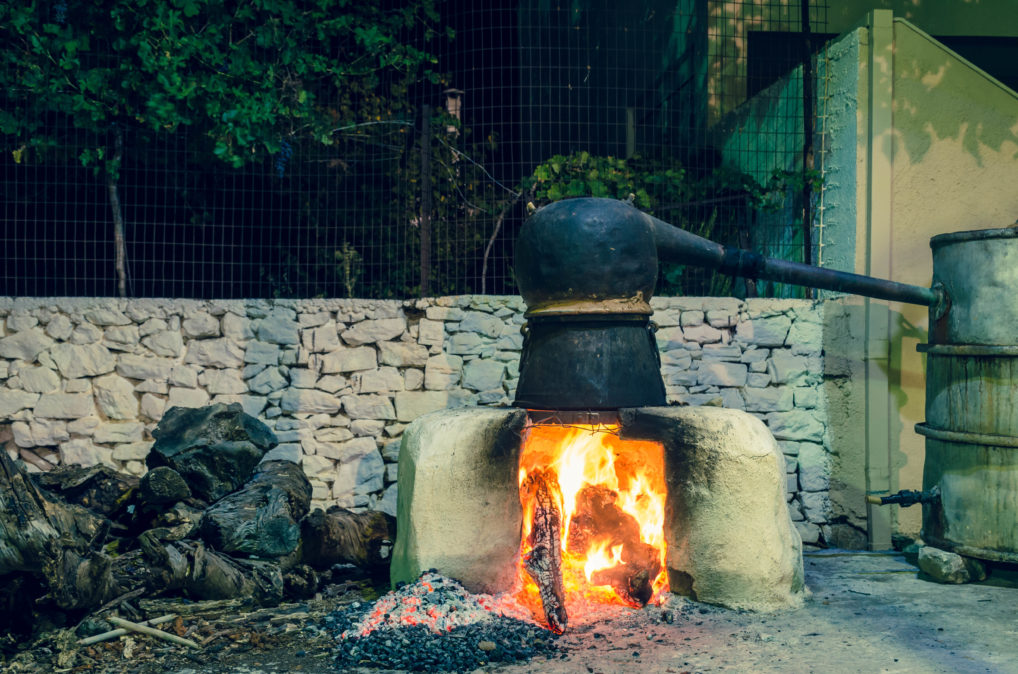 Distillation traditionnelle du raki en Crète