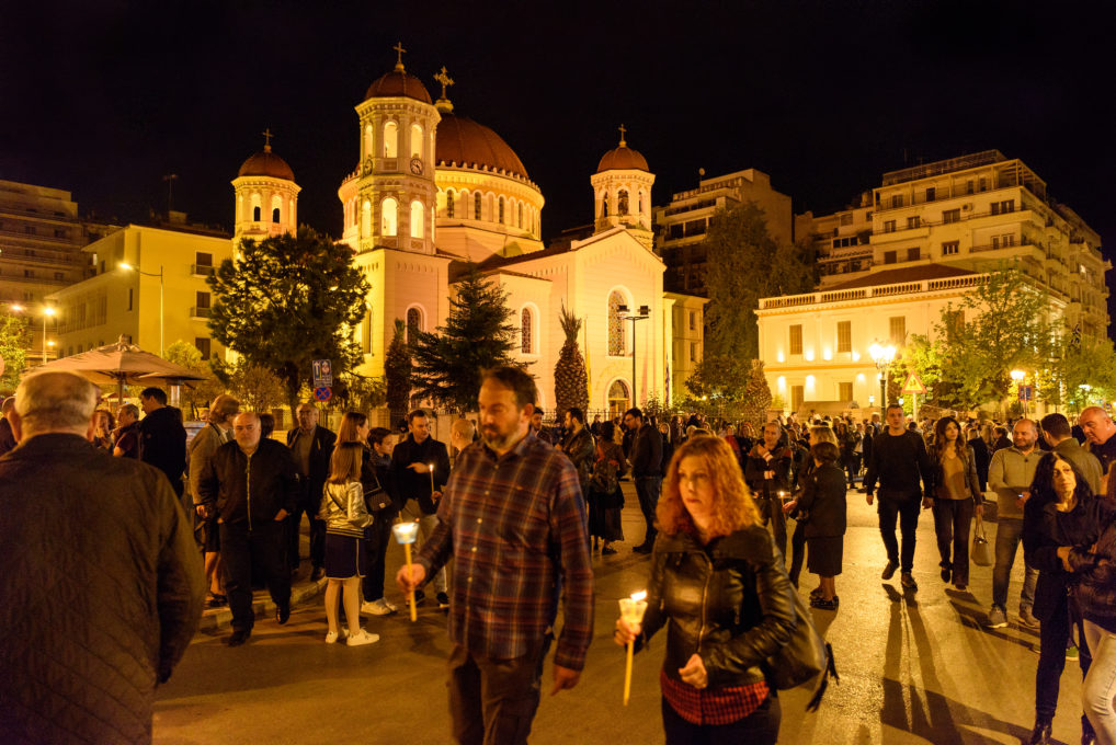 Du monde devant l'église qui attendent la sortie de l'épitaphios le vendredi saint à Théssalonique