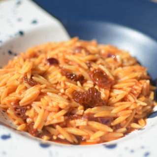 Youvetsi aux tomates séchées au soleil et Melichloro