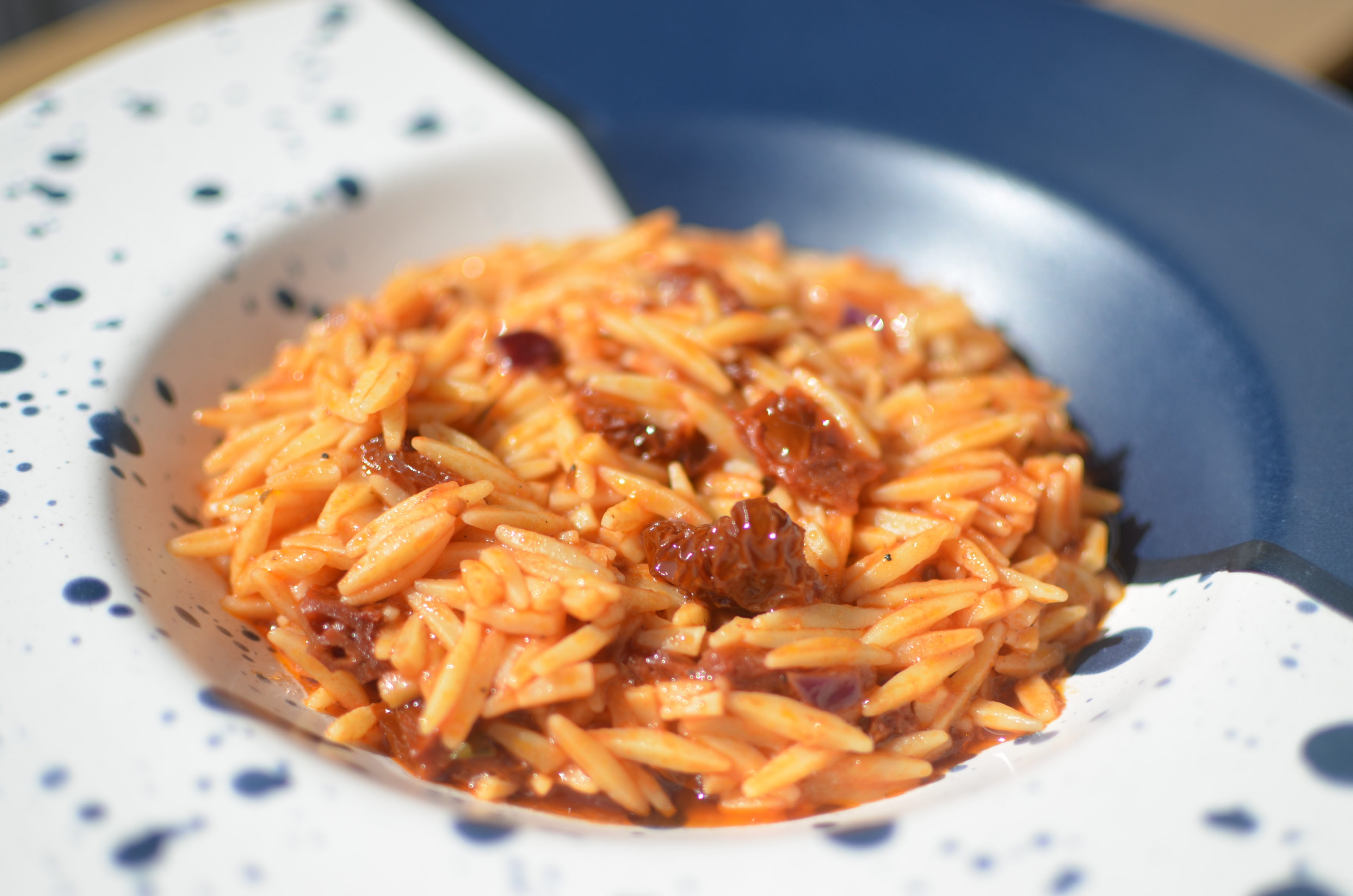 Giouvetsi aux tomates sechées, tomates et thym, avec des pâtes kritharaki