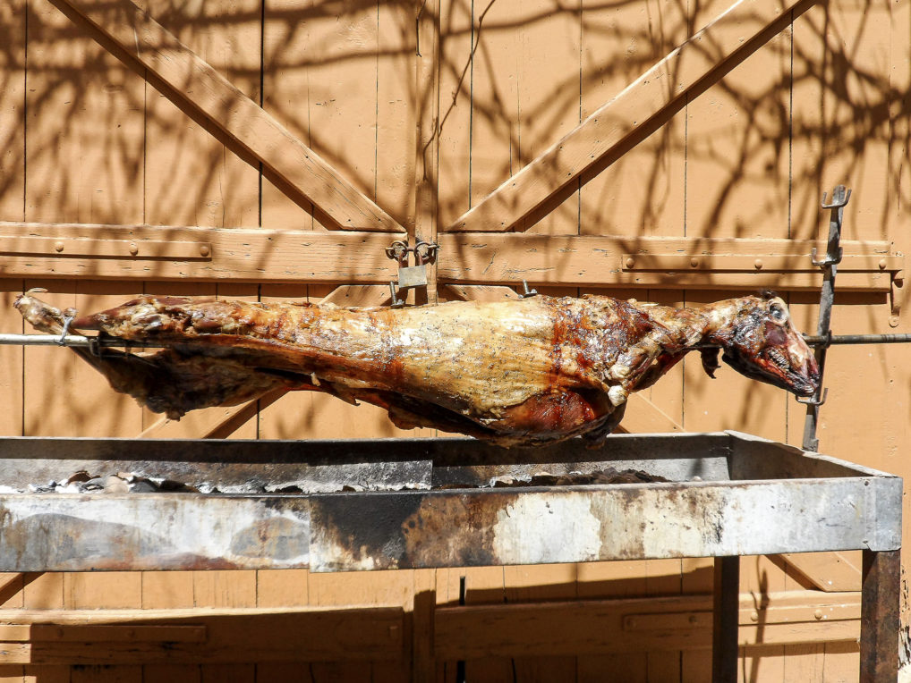 Agneau à la broche pour la fête du dimanche de Pâques en Grèce