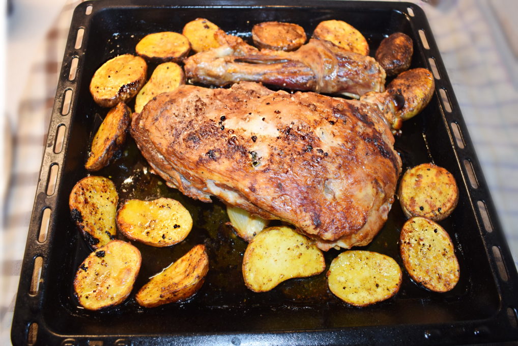 Le gigot d'agnau aux pommes de terre (arni psito sto fourno) pour la Pâque grecque