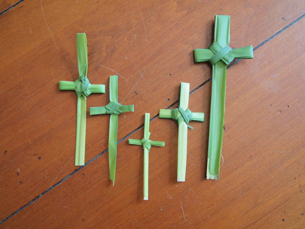 Des croix en rameaux, faites pour le Dimanche des Rameaux en Grèce.