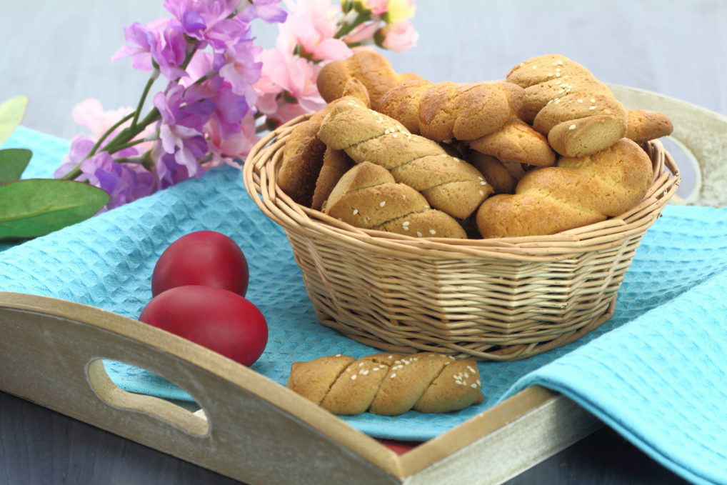 Les koulourakia de Pâques, des biscuits accompagnés avec des œufs rouges