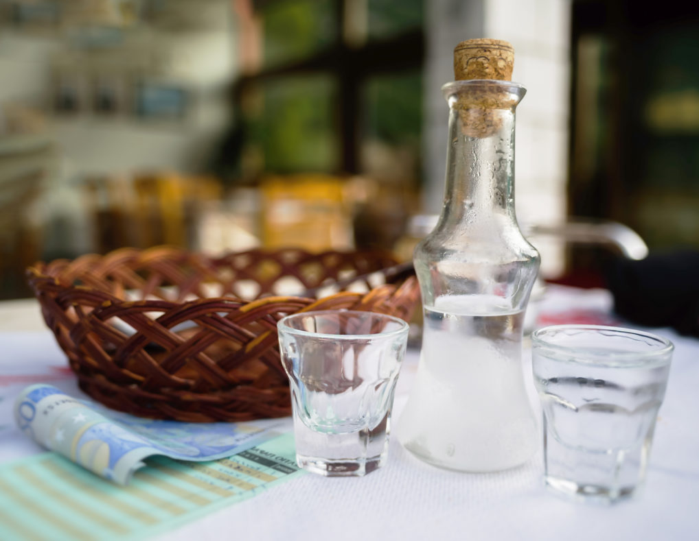 Raki crétois sur une table en Grèce