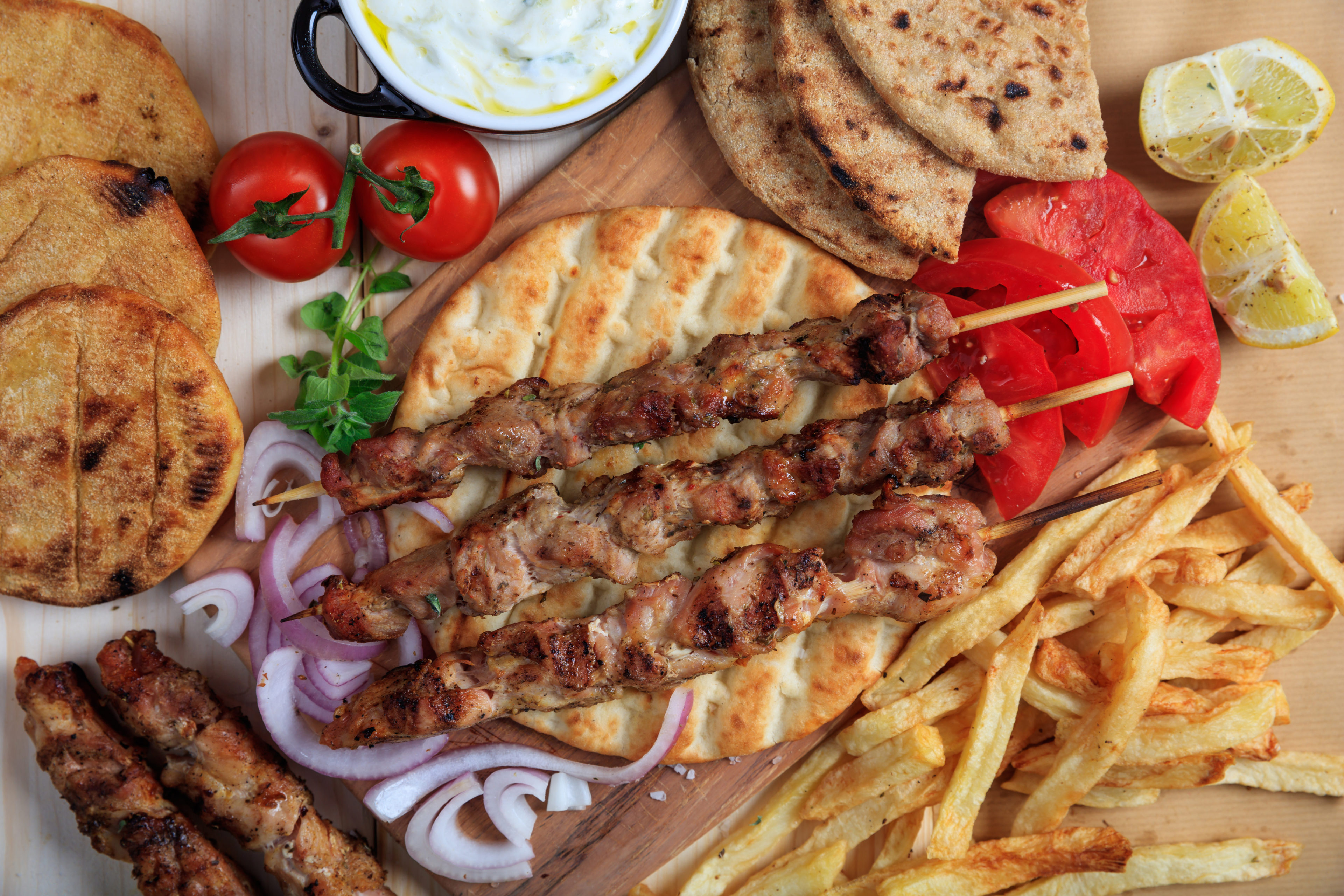 Souvlaki merida brochettes de poulet, pain pita, frites, tzatziki et tomates