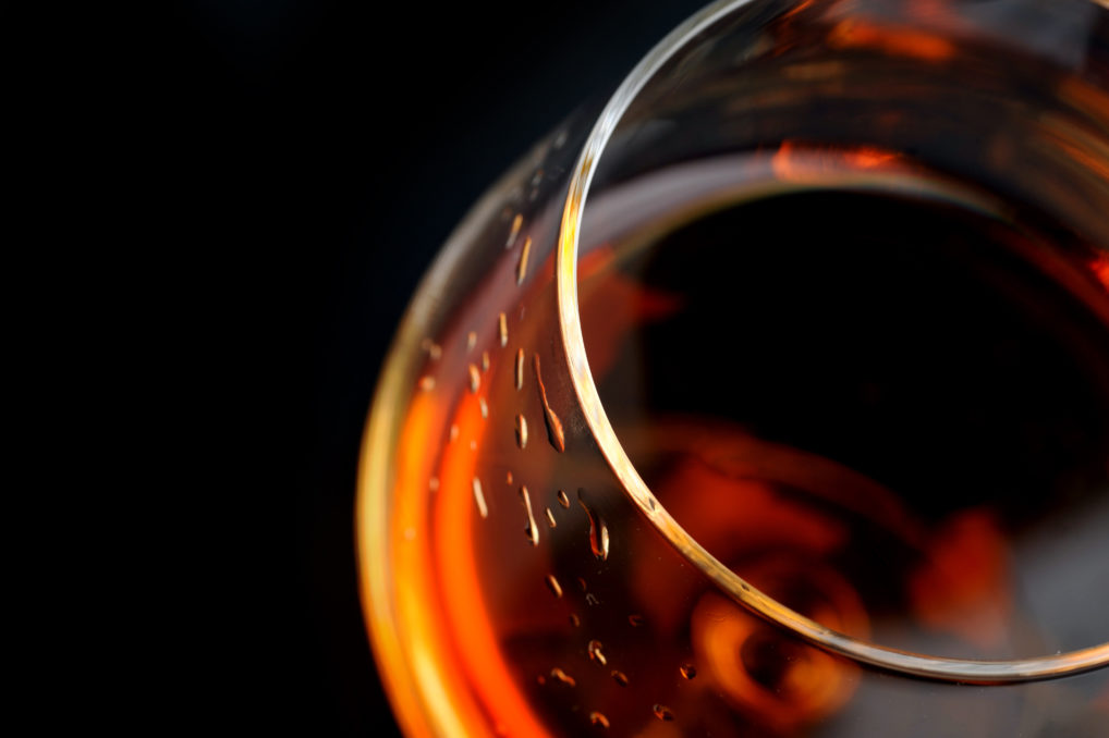 Un verre avec du brandy Metaxa 12 étoiles, servi comme digestif