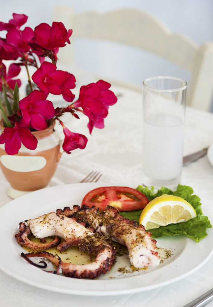 Un verre d'ouzo avec le mezze du poulpe au vinaigre