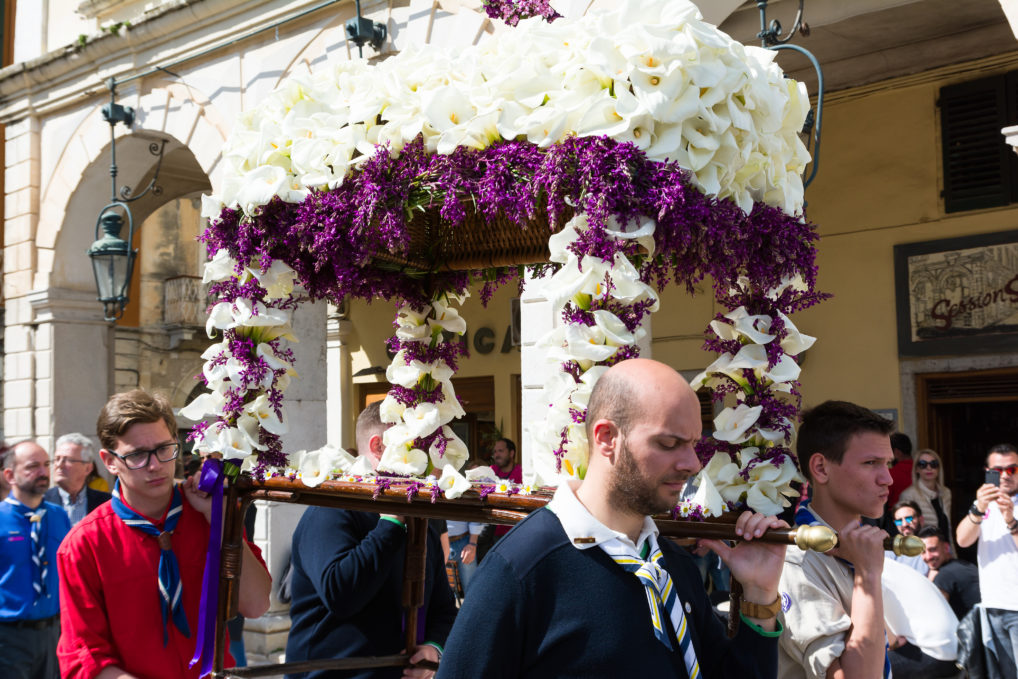 Une photo d'épitaphios le vendredi saint à Corfou