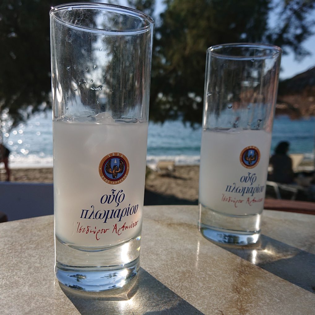 Une table avec deux verres d'ouzo avec vue sur la mer