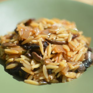Youvetsi aux champignons et poireaux avec du kritharaki, des pâtes grecques