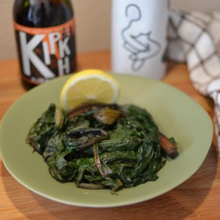 Un plat de horta vrasta (feuilles de blettes) à l'huile d'olive extra vierge, accompagné par une bière grecque artisanale
