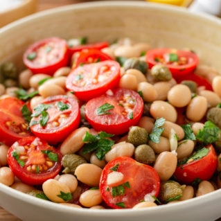 Fasolia salata, salade vegan de haricots blancs, câpres sauvages de Tinos et à l'huile d'olive extra vierge grecque