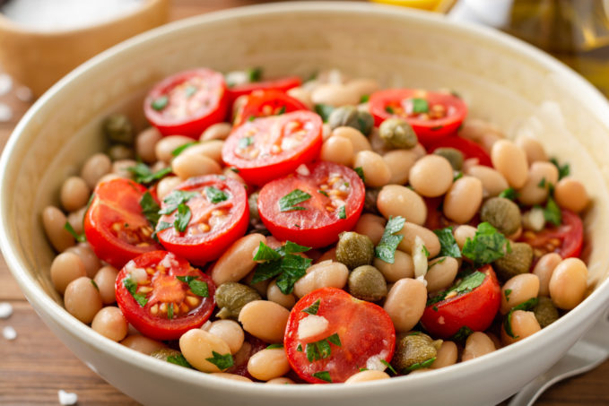 Fasolia salata, salade vegan de haricots blancs, câpres sauvages de Tinos et à l'huile d'olive extra vierge grecque