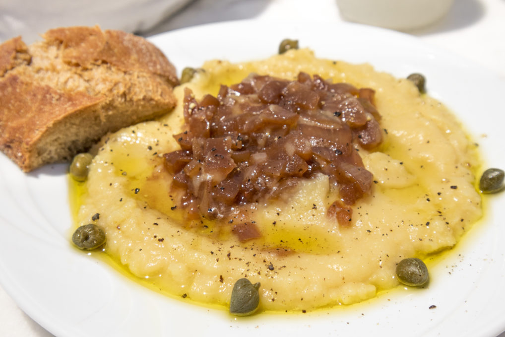 La fava, un plat inoubliable de la cuisine grecque servie en mezze ou à l'apéro avec des câpres et d'oignons caramélisés