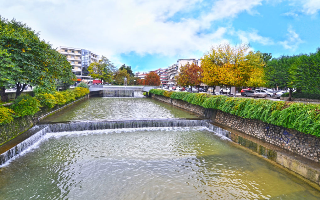 La rivière de Lithaios avec un pont qui lie la ville de Trikala