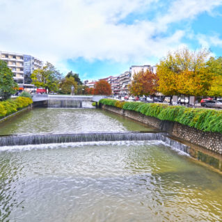 La rivière de Lithaios avec un pont qui lie la ville de Trikala