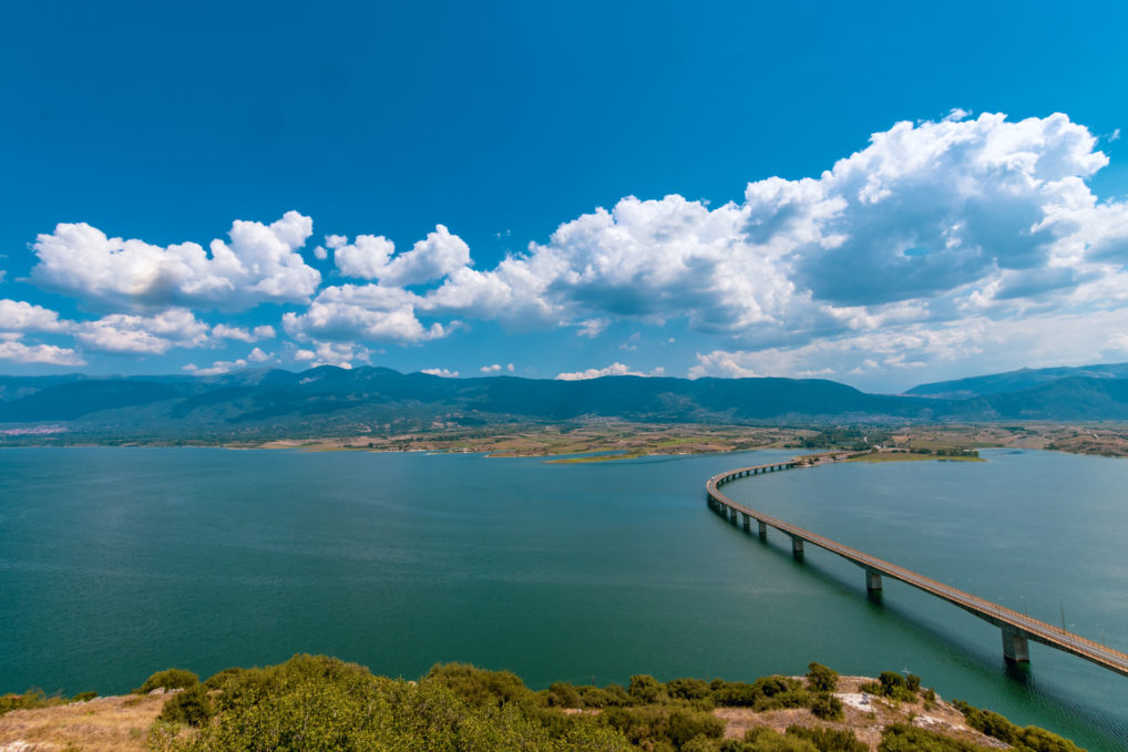 Le lac de Polyfytos et le pont de Servia à Kozani, au nord de la Grèce