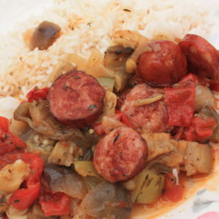 Spetzofai aux saucisses de Toulouse, poivrons, aubergines, tomates et riz