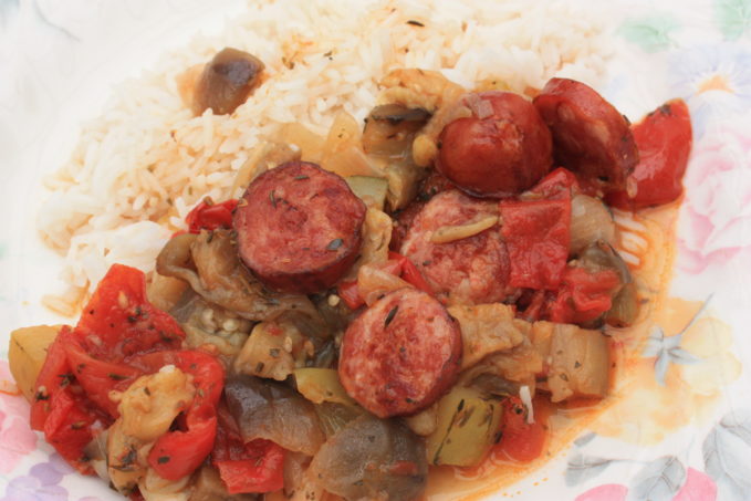 Spetzofai aux saucisses de Toulouse, poivrons, aubergines, tomates et riz