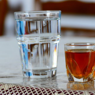 Le rakomelo, la boisson chaude crétoise au raki et miel