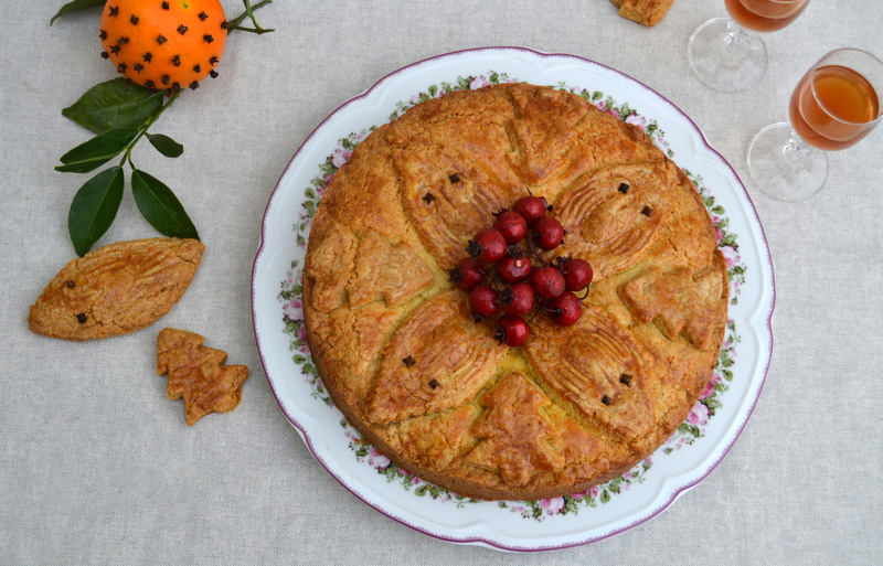 La vassilopita traditionnelle de Smyrne avec le tampon d'aigle de Byzance,