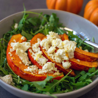 Salade de courge rôtie aux épinards frais et à la feta